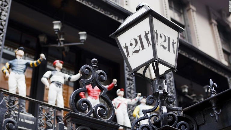 米ニューヨークの老舗レストラン「２１クラブ」が新型コロナウイルスの影響で、無期限で営業を停止する/Shutterstock