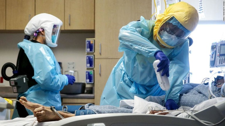 米国で新型コロナウイルスの感染者が累計で１６００万人を超えた/Mario Tama/Getty Images