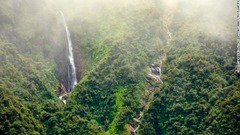 アンデス山脈の険しい斜面を登っていくと、更に起伏に富んだ、多くの滝が流れる光景に出合う