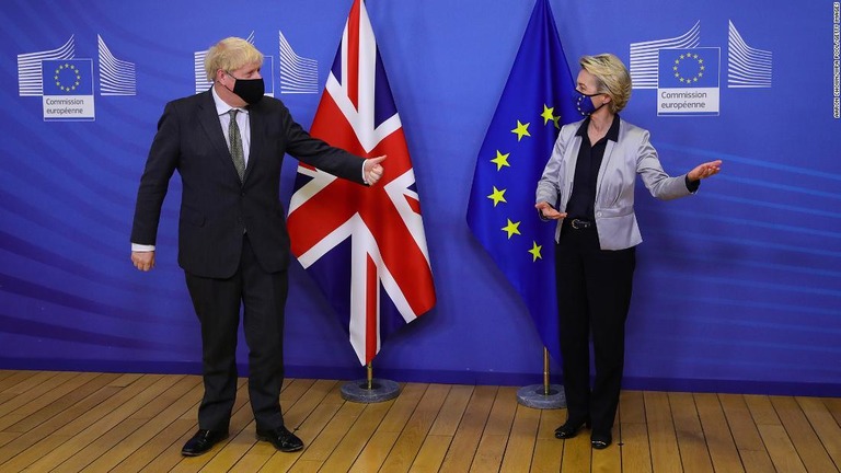 ジョンソン英首相（左）と欧州委員会のフォンデアライエン委員長/Aaron Chown/WPA Pool/Getty Images