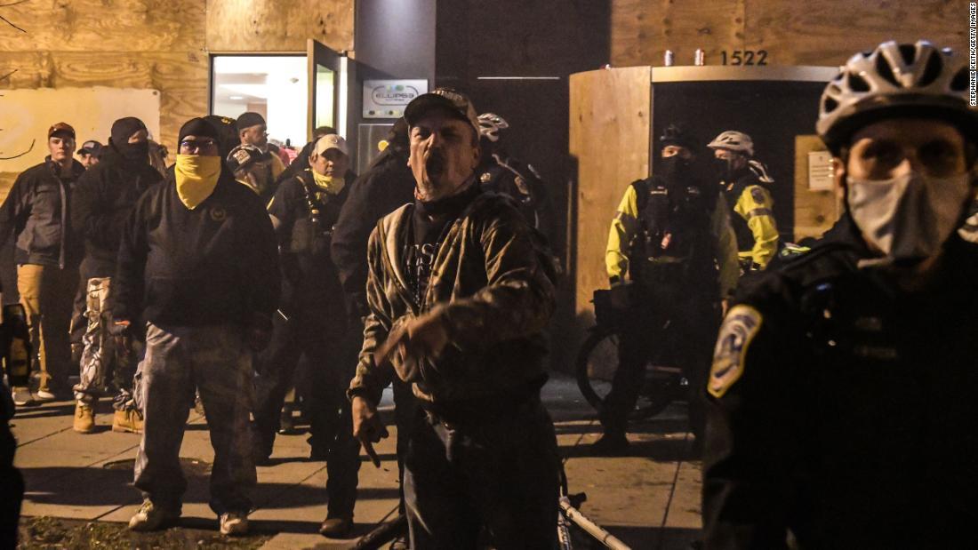 抗議中にホテル前で叫ぶ「プラウド・ボーイズ」のメンバー＝１２月１２日、首都ワシントン/Stephanie Keith/Getty Images