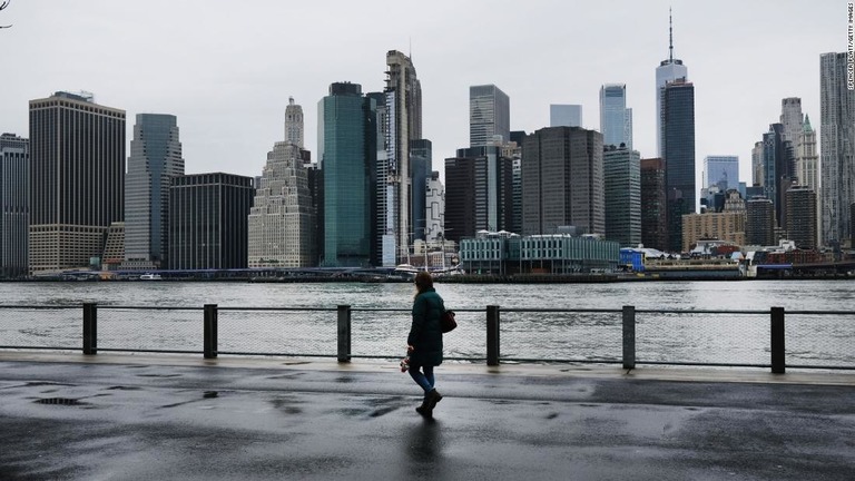 ニューヨーク市のデブラシオ市長は、再びロックダウン（都市封鎖）を導入する必要があるかもしれないとの見方を示した/Spencer Platt/Getty Images
