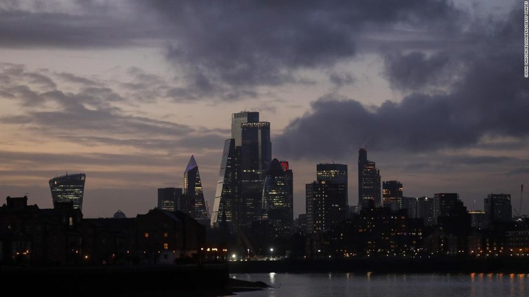 英ロンドンが再びロックダウンを厳格化する/Simon Dawson/Bloomberg/Getty Images