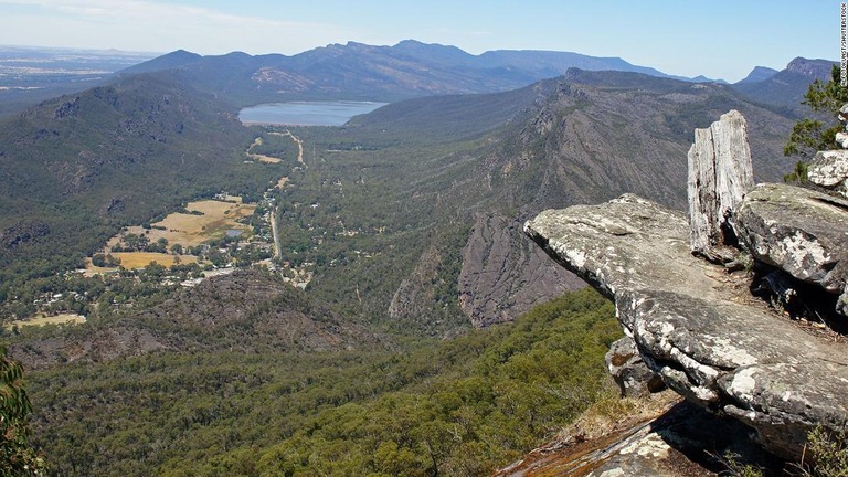 グランピアンズ国立公園の展望台から突き出た岩/alfotokunst/Shutterstock