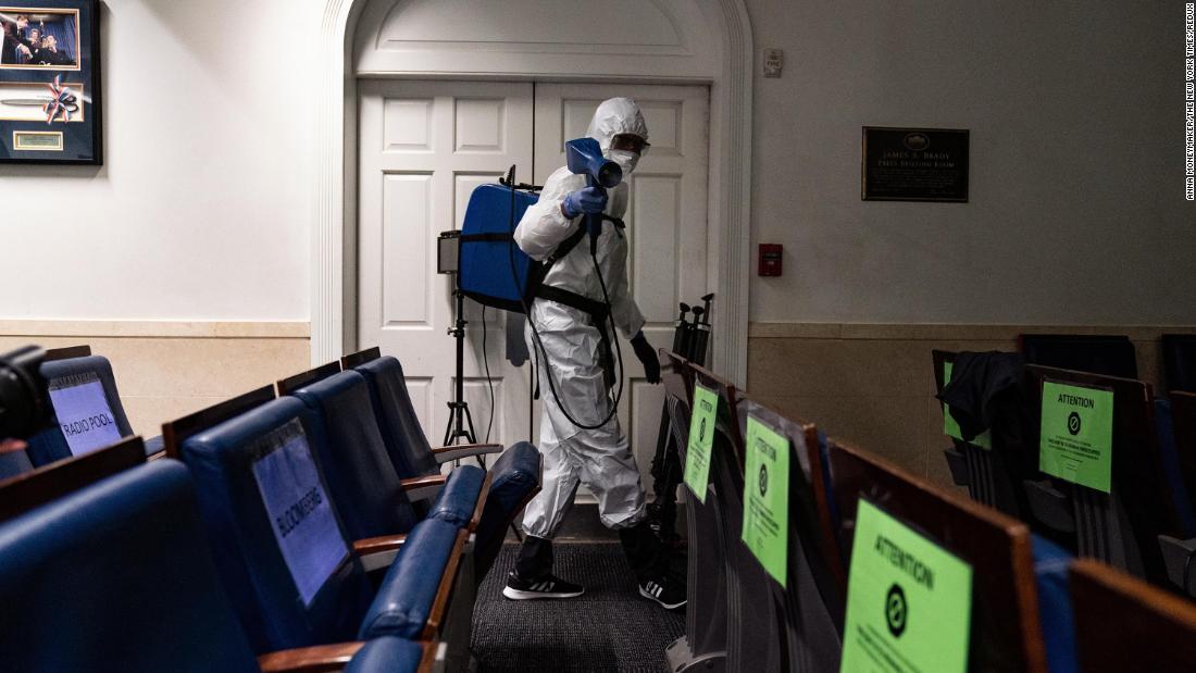 ブリーフィングルームで消毒を行うホワイトハウスの清掃スタッフ＝１０月、米ワシントンＤＣ/Anna Moneymaker/The New York Times/Redux