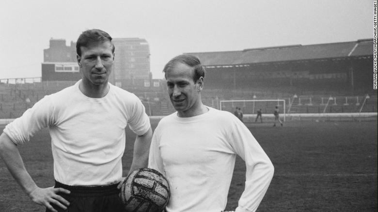 ともに１９６６年のＷ杯を制したジャック（左）とボビーのチャールトン兄弟/Norman Quicke/Hulton Archive/Getty Images