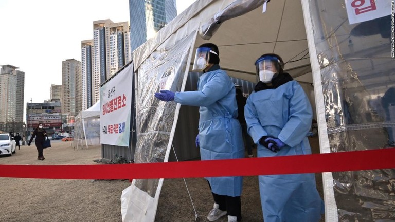 保護具を着用して来訪者を案内する新型コロナウイルス検査場の係官＝１６日、韓国ソウル/JUNG YEON-JE/AFP/AFP via Getty Images