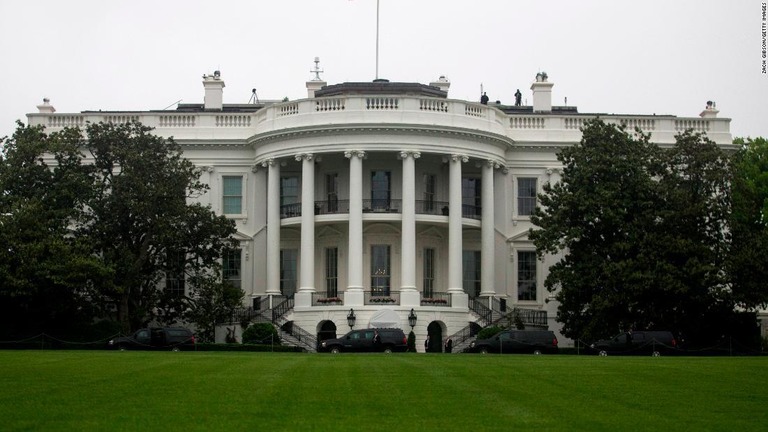 新型コロナの影響を受けてホワイトハウスで念入りな清掃作業が行われている/Zach Gibson/Getty Images