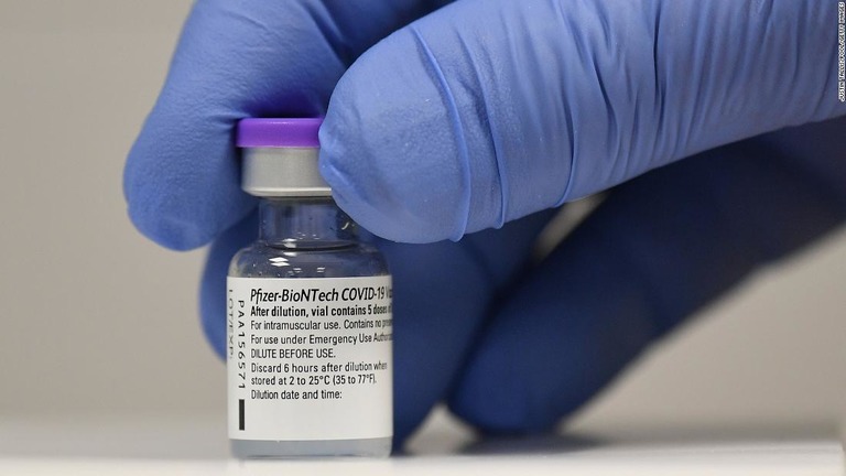 米ファイザーと独ビオンテックの新型コロナワクチンを接種した医療従事者にアレルギー反応がみられた/Justin Tallis/Pool/Getty Images