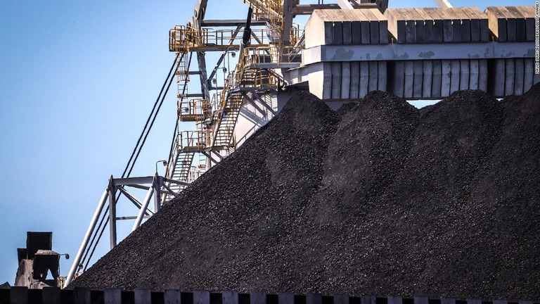 豪州南東部ニューサウスウェールズ州ニューカッスルの港に積み上がった石炭/David Gray/Bloomberg/Getty Images