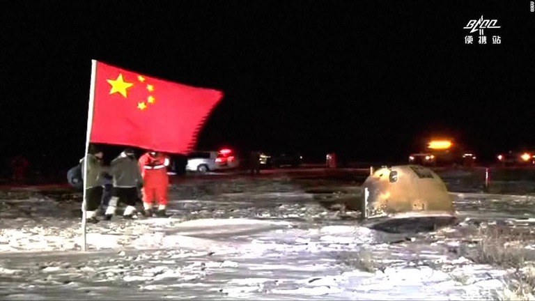 中国の「嫦娥５号」が地球に帰還し、月の試料を持ち帰った＝北京時間の１７日未明/CCTV