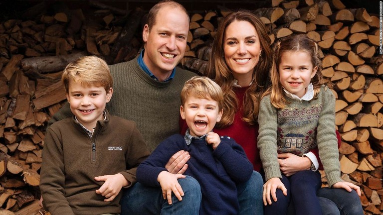 英国のウィリアム王子一家の写真が公開された（左からジョージ王子、ウィリアム王子、ルイ王子、キャサリン妃、シャーロット王女）/Matt Porteous/Kensington Palace/AP