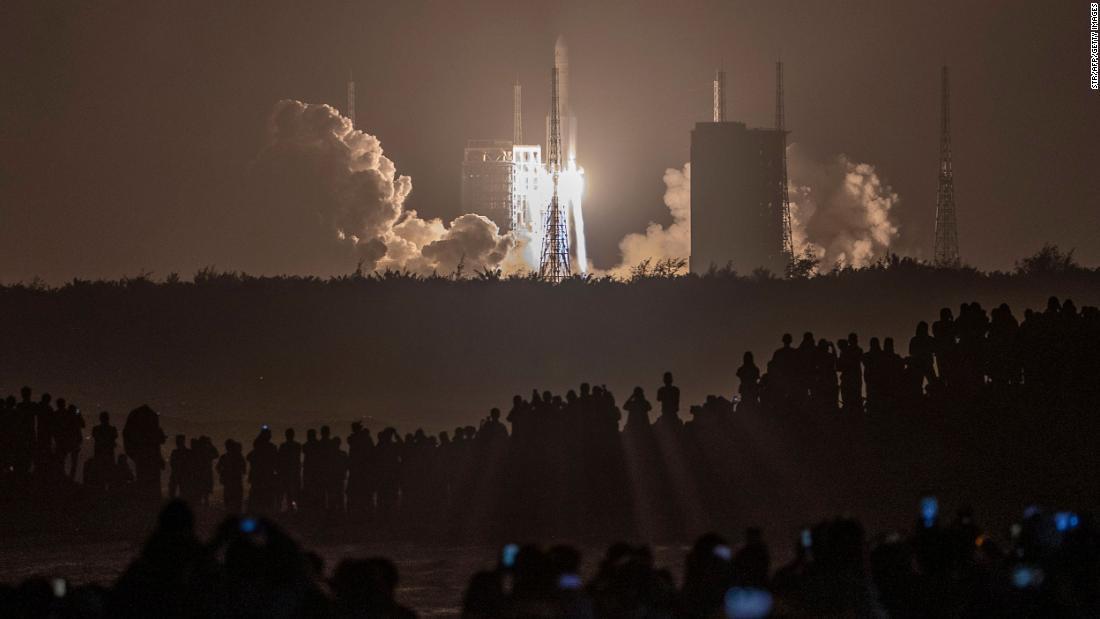 嫦娥５号を搭載して打ち上げられた大型ロケット「長征５号」＝１１月２４日/STR/AFP/Getty Images