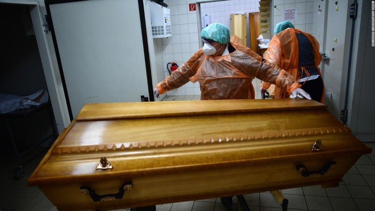 新型コロナで死亡した犠牲者のひつぎを移動させる葬儀場のスタッフ＝７日、ドイツ東部ザクセン州/Alexander Koerner/Getty Images