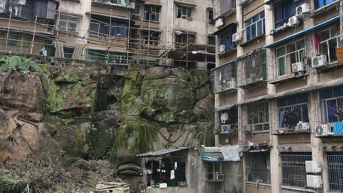 中国の重慶市で集合住宅の下から石像が発見された