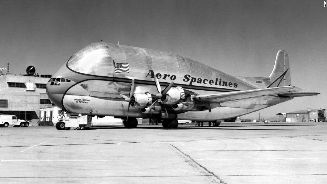 試験飛行に向けた準備をするプレグナントグッピー=1962年/NASA