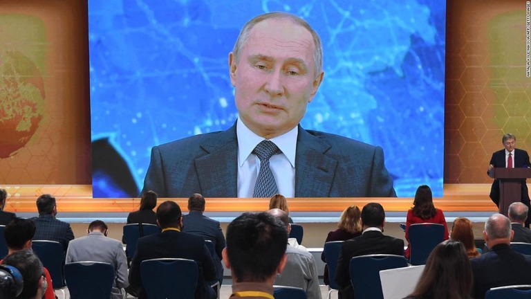 年末恒例の記者会見を行ったロシアのプーチン大統領＝１７日、ロシアのモスクワ/NATALIA KOLESNIKOVA/AFP/Getty Images