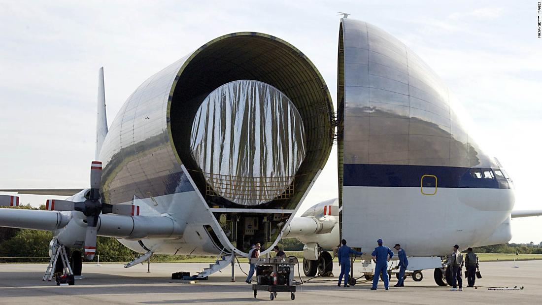 国際宇宙ステーションの部品を運ぶグッピー/NASA/Getty Images