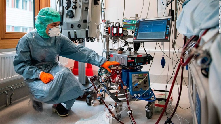 ストックホルム近郊の病院で新型コロナ患者向けの医療機器をチェックする看護師/JONATHAN NACKSTRAND/AFP/Getty Images