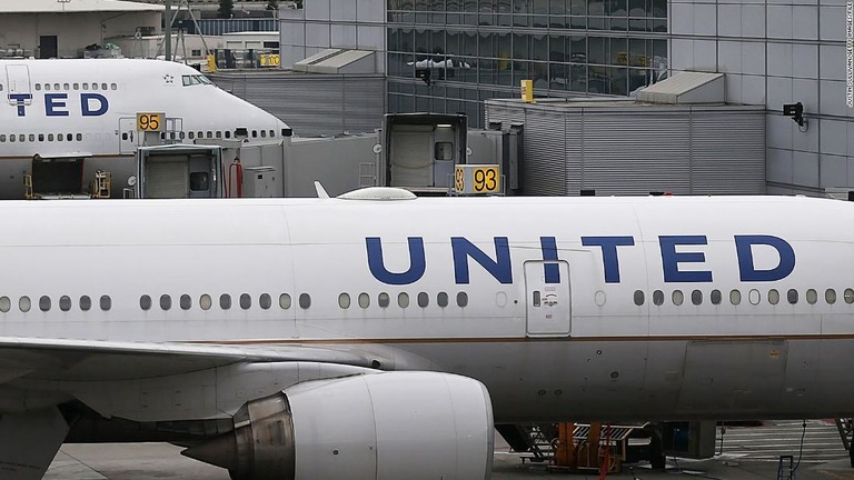ユナイテッド航空機内で倒れて緊急着陸後に死亡が確認された乗客が新型コロナウイルス感染の症状を示していたとの情報を受け、調査が行われている/Justin Sullivan/Getty Images