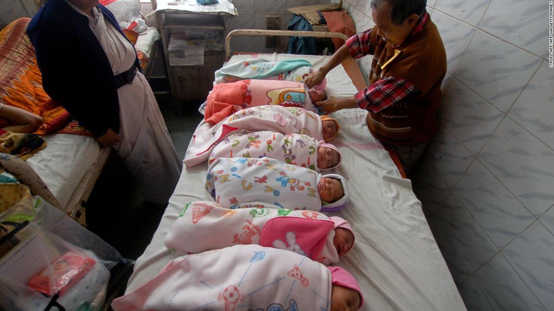 インドの当局者が新生児にポリオワクチンを投与する様子/STRDEL/AFP/AFP via Getty Images