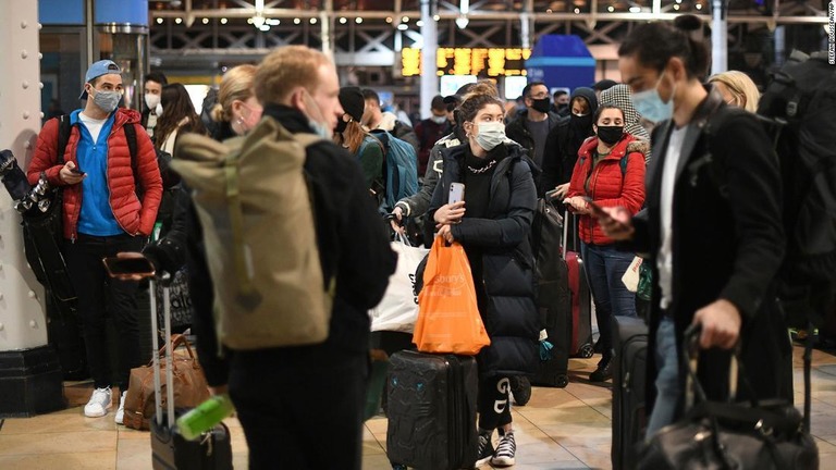 パディントン駅で順番を待つ人々＝英ロンドン/Stefan Rousseau/AP