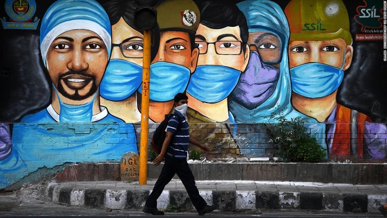 インドが国内の３億人に新型コロナワクチンを投与する計画を進めている/SAJJAD  HUSSAIN/AFP/AFP via Getty Images