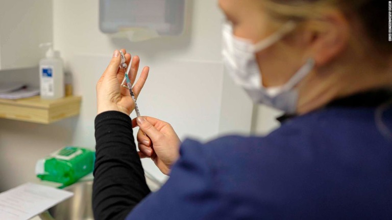 ワクチン接種の準備をする医療関係者/Hugh Hastings/Getty Images
