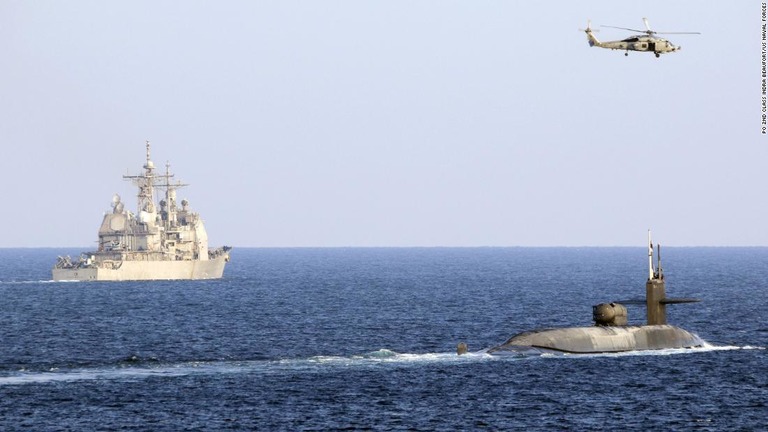米原子力潜水艦「ジョージア」とミサイル巡洋艦がホルムズ海峡を通過した/PO 2nd Class Indra Beaufort/US Naval Forces