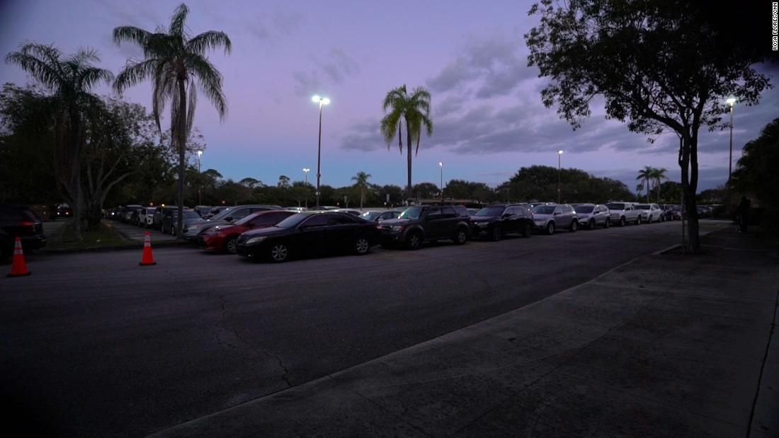 夜明け前から食料を求めて並んだ車両＝フロリダ州ボイントンビーチ/Rosa Flores/CNN