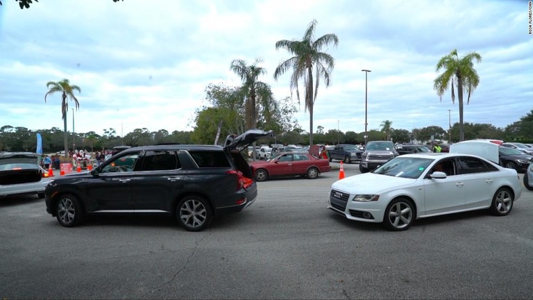 米フロリダ州では無料の食料品を求めて多くの車が列を作った/Rosa Flores/CNN