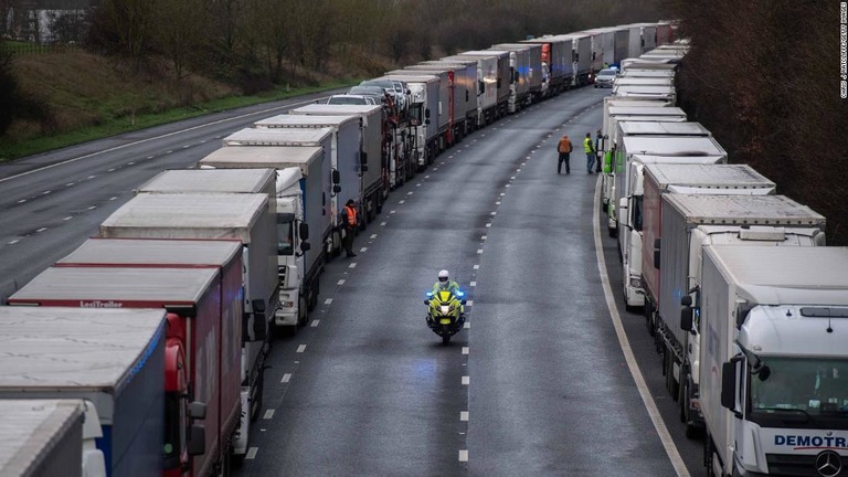 国境が封鎖されて大型トラックなどの車両が立ち往生した＝２２日、英国/Chris J Ratcliffe/Getty Images