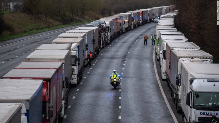 国境が封鎖されて大型トラックなどの車両が立ち往生した＝２２日、英国/Chris J Ratcliffe/Getty Images