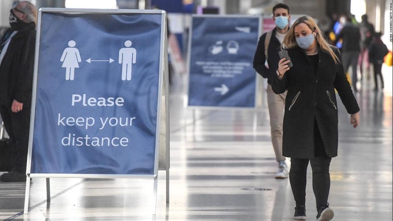 英ロンドンのウォータールー駅を歩く人々＝20日/Peter Summers/Getty Images