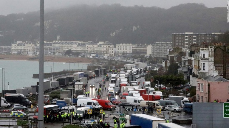 フランスへ渡るために新型コロナの検査を待つ約３０００台の車両/Dan Kitwood/Getty Images
