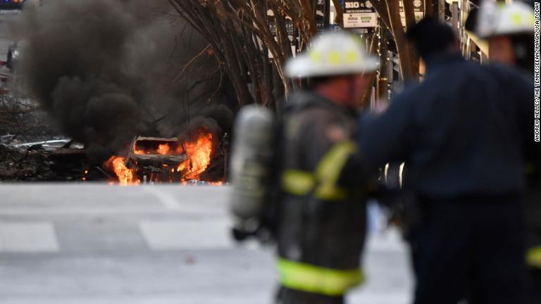 １２月２５日早朝、ナッシュビル中心部で起きた爆発の後で炎上する車両/Andrew Nelles/The Tennesseean/USA Today Network