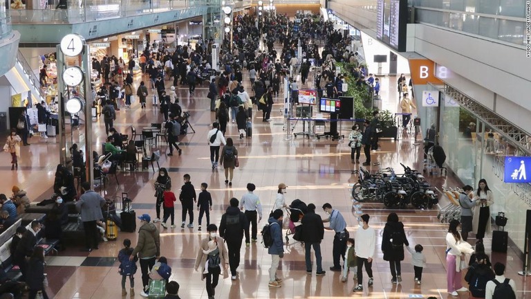 東京の羽田空港。政府はウイルスの変異種確認を受け、国外からの入国停止に踏み切った/Kyodo News via Getty Images