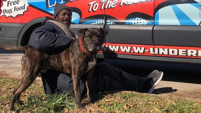 保護施設の動物たちを火災から救出したウォーカーさんと愛犬のブラボー/Courtesy Gracie Hamlin