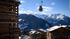 スイスのスキー場、英国人客が「こっそり」脱出　新たな隔離措置避ける