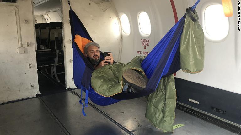 ＤＨＣ―８―２００のハンモックで休息するジョルダーノ氏/Jet Test and Transport
