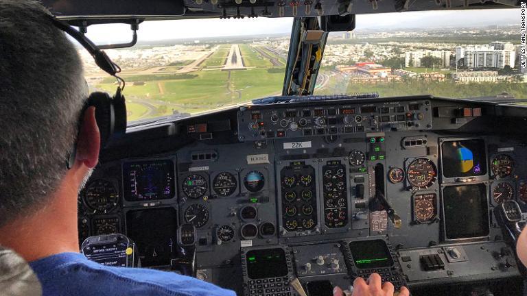 プエルトリコの滑走路に着陸するボーイング７３７―４００/Jet Test and Transport