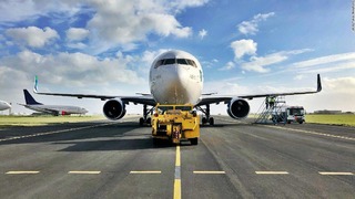 新型コロナウイルスの感染が拡大して航空各社が打撃を受けるなか、航空機の輸送を引き受けるジェット・テスト・アンド・トランスポートのパイロットは多忙な日々を送っている
