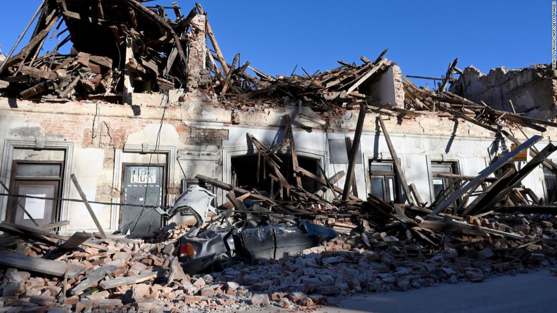 地震で破損した建物=クロアチア・ペトリニャ/Denis Lovrovic/AFP/Getty Images