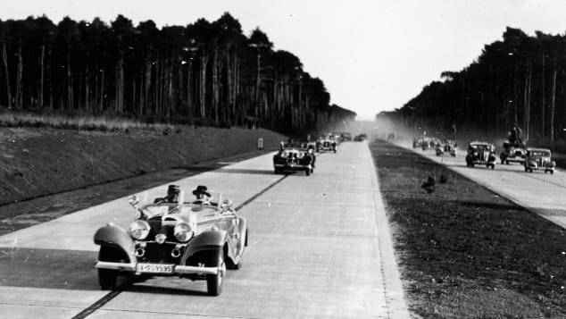 フランクフルトとマンハイムを結ぶアウトバーン＝１９３５年/Fox Photos/Hulton Archive/Getty Images