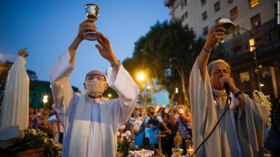 人工妊娠中絶に反対する聖職者の人々＝２９日、ブエノスアイレス/Natacha Pisarenko/AP
