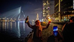オランダ第２の都市ロッテルダムのエラスムス橋でお酒を片手に新年を祝う人