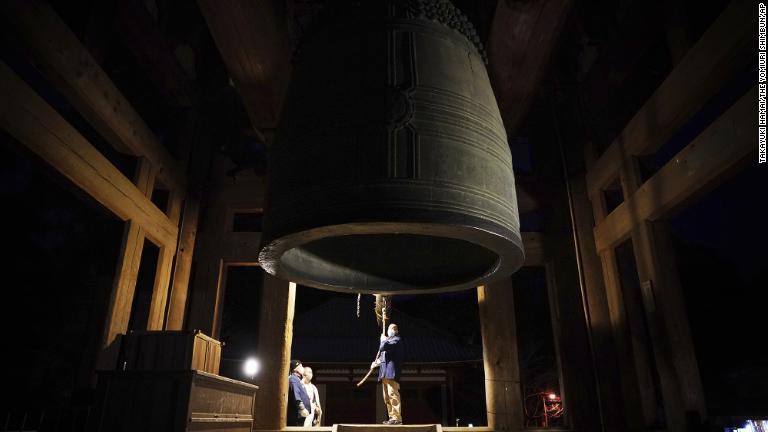 奈良の東大寺では「除夜の鐘」が鳴らされた。いつもは参拝者がつくこと許されているが、今年の儀式はより制約の多いものとなった/Takayuki Hamai/The Yomiuri Shimbun/AP