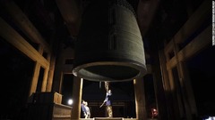 奈良の東大寺では「除夜の鐘」が鳴らされた。いつもは参拝者がつくこと許されているが、今年の儀式はより制約の多いものとなった