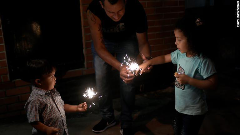 ベネズエラ首都カラカスで花火を楽しむ子ども/Matias Delacroix/AP