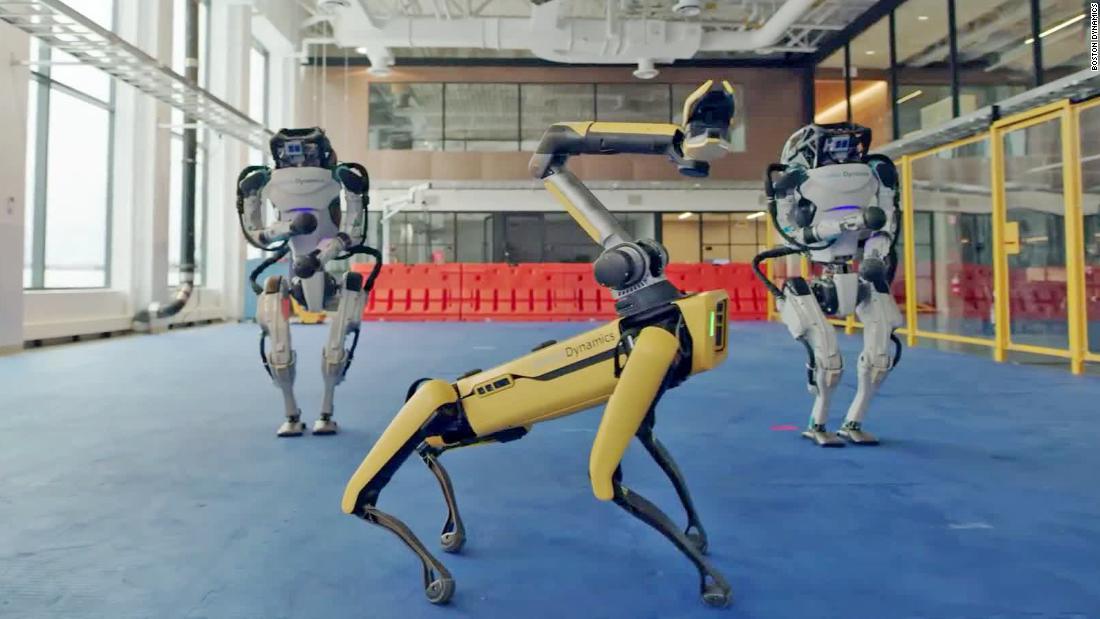 犬型ロボットの「スポット」もダンスに参加/Boston Dynamics